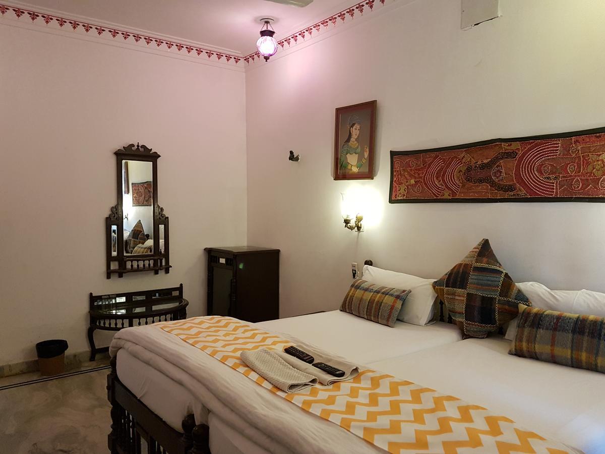 Hotel Devraj Niwas On Lake Pichola Udaipur Exteriör bild