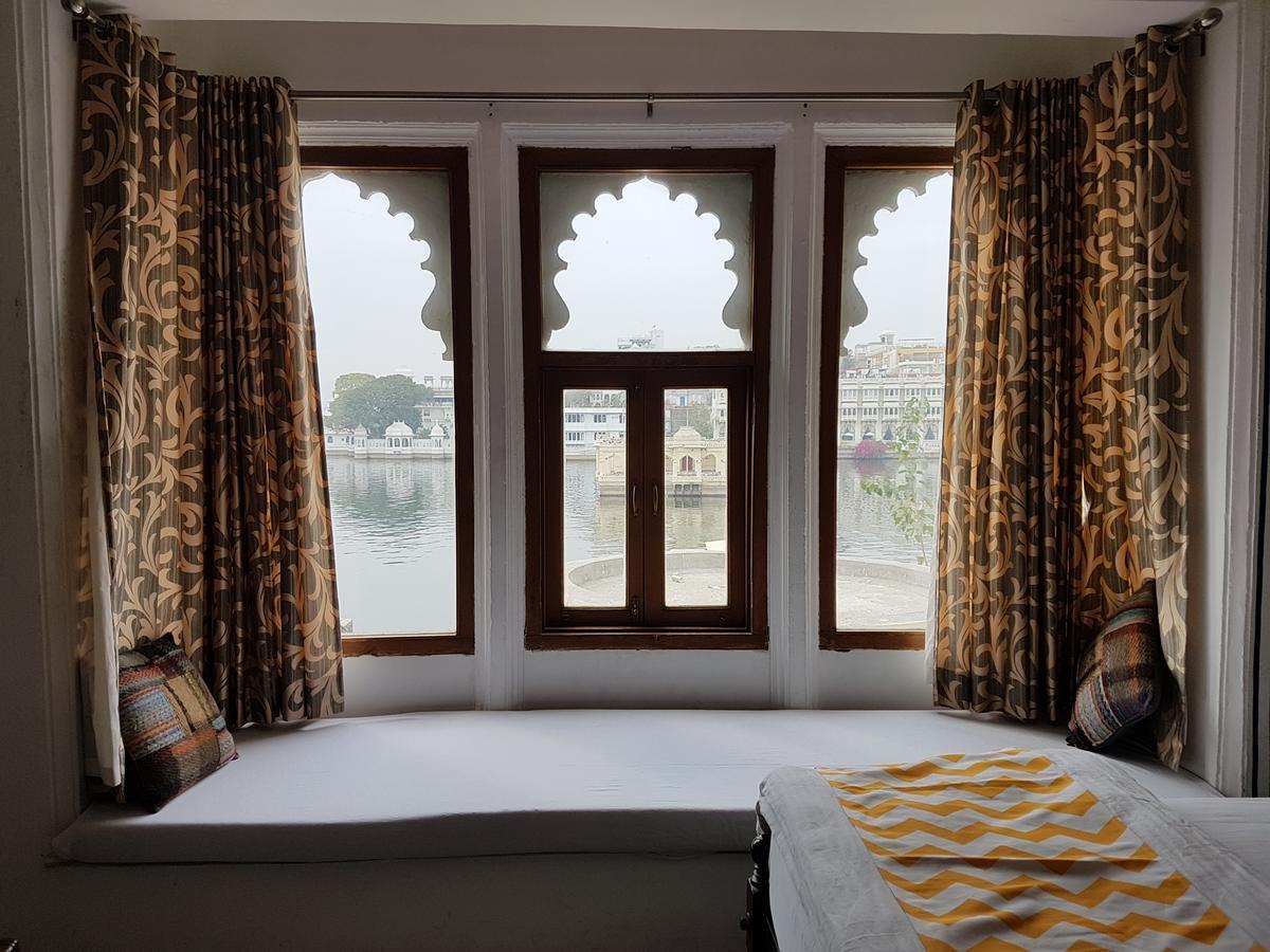 Hotel Devraj Niwas On Lake Pichola Udaipur Exteriör bild